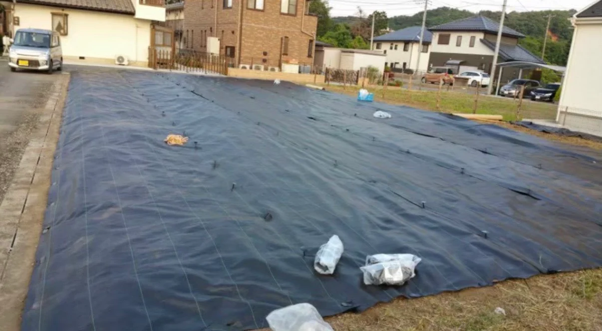 広い敷地へ施工した防草シート