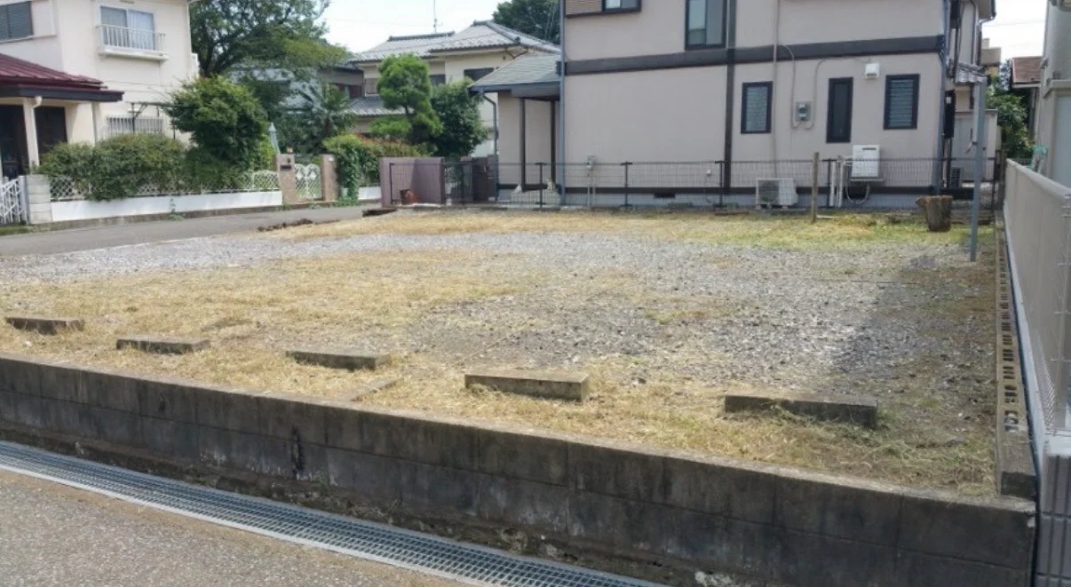 草刈り後の整えられた駐車場