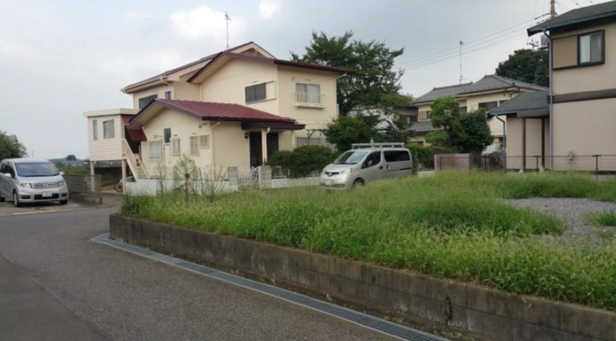草刈り前の草が伸びた駐車場