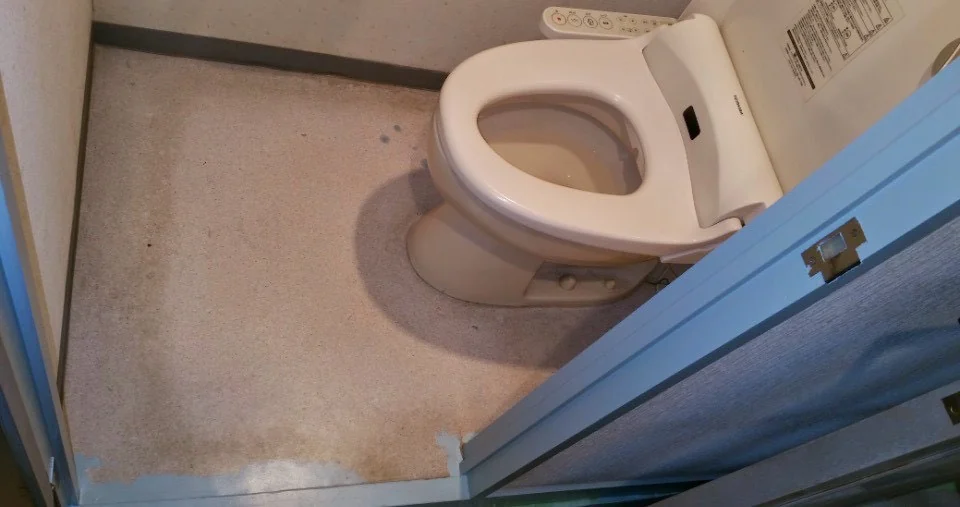 クッションフロア張り替え前のトイレ床