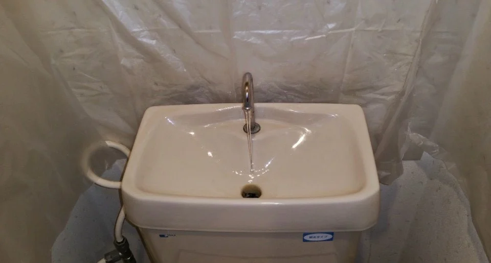 洗浄後のトイレタンク手洗い部分