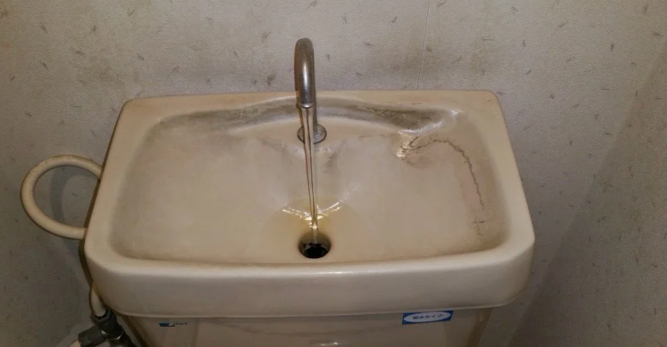 洗浄前のトイレタンク手洗い部分